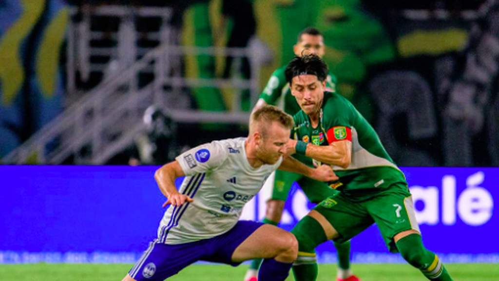Aksi para pemain Persebaya Surabaya saat berlaga di kandang dalam lanjutan kompetisi Super League musim 2026/2027.