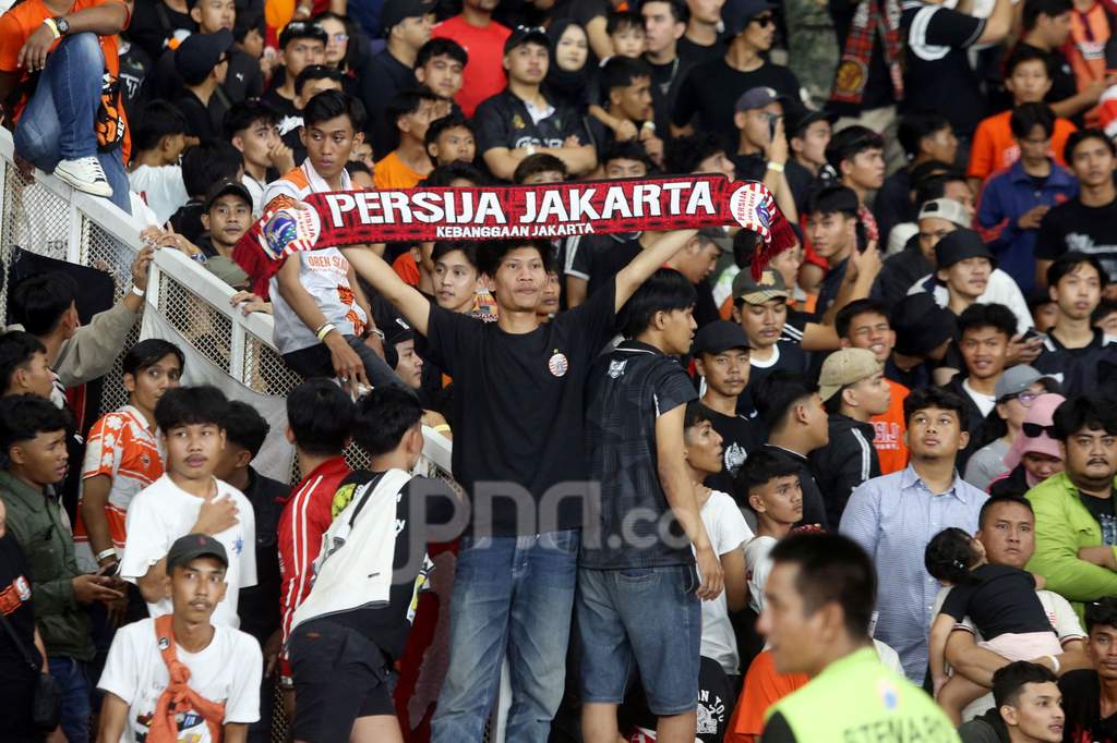 Aksi para pemain Persija Jakarta saat menjalani sesi latihan intensif di lapangan hijau menggunakan jersey kebanggaan.