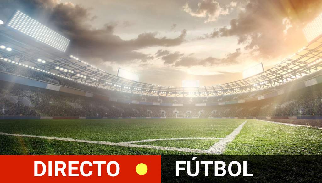 Para pemain Sporting Gijon melakukan pemanasan di atas lapangan hijau sebelum pertandingan dimulai.