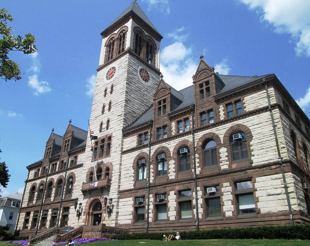 Pemandangan kawasan kampus bersejarah di kota Cambridge, Massachusetts, yang memperlihatkan arsitektur klasik bangunan universitas.