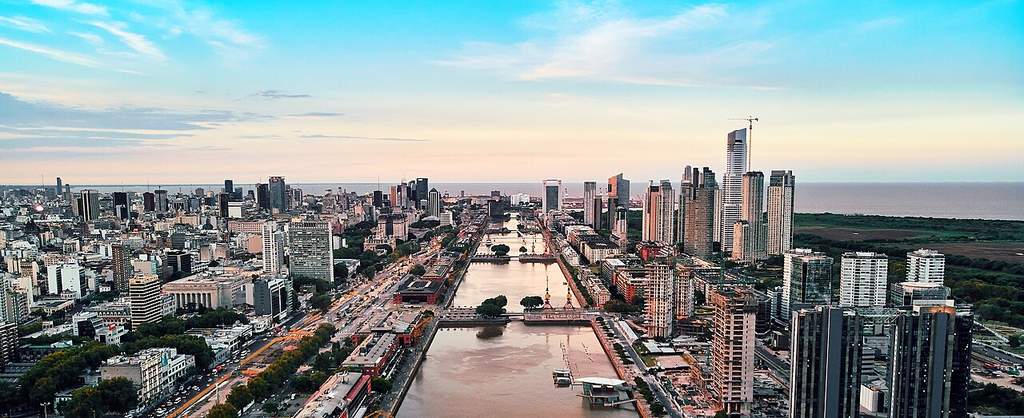 Pemandangan lanskap perkotaan Buenos Aires yang menampilkan arsitektur bergaya Eropa klasik berpadu dengan gedung pencakar langit modern.