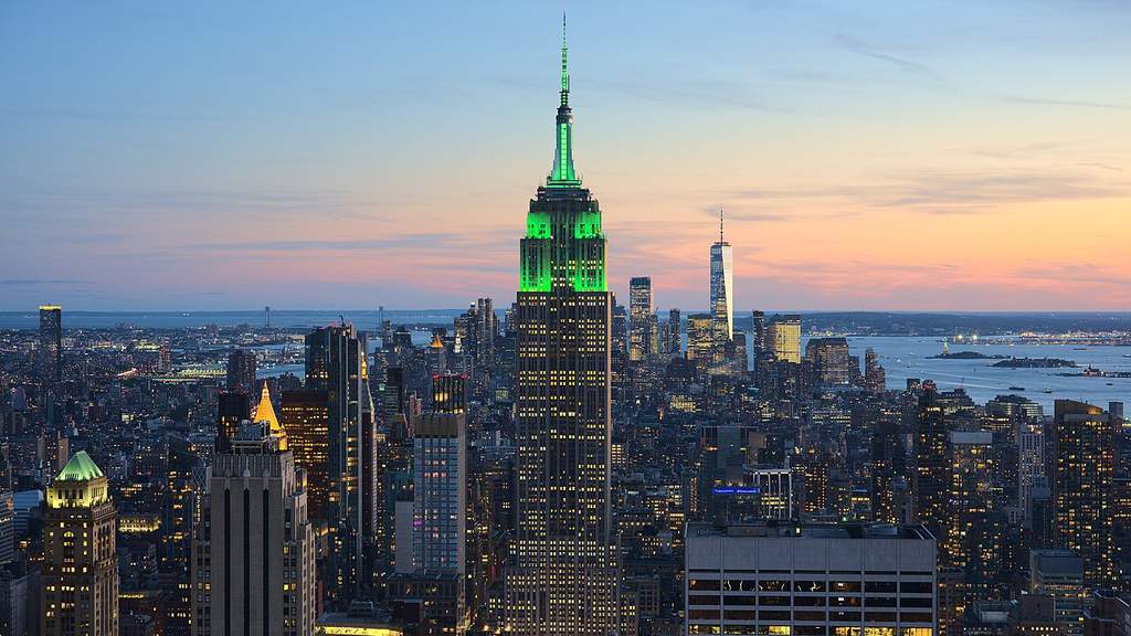 Pemandangan udara gedung pencakar langit di Manhattan, New York City, dengan lalu lintas padat di sekitar kawasan distrik keuangan.