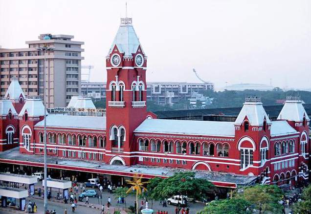 Pemandangan lanskap perkotaan dan pesisir Kota Chennai yang memadukan bangunan bersejarah era kolonial serta modern.
