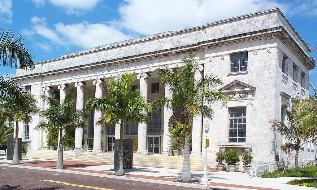 Pemandangan pusat kota Fort Myers di sepanjang Sungai Caloosahatchee yang menampilkan kawasan bersejarah dan taman kota.