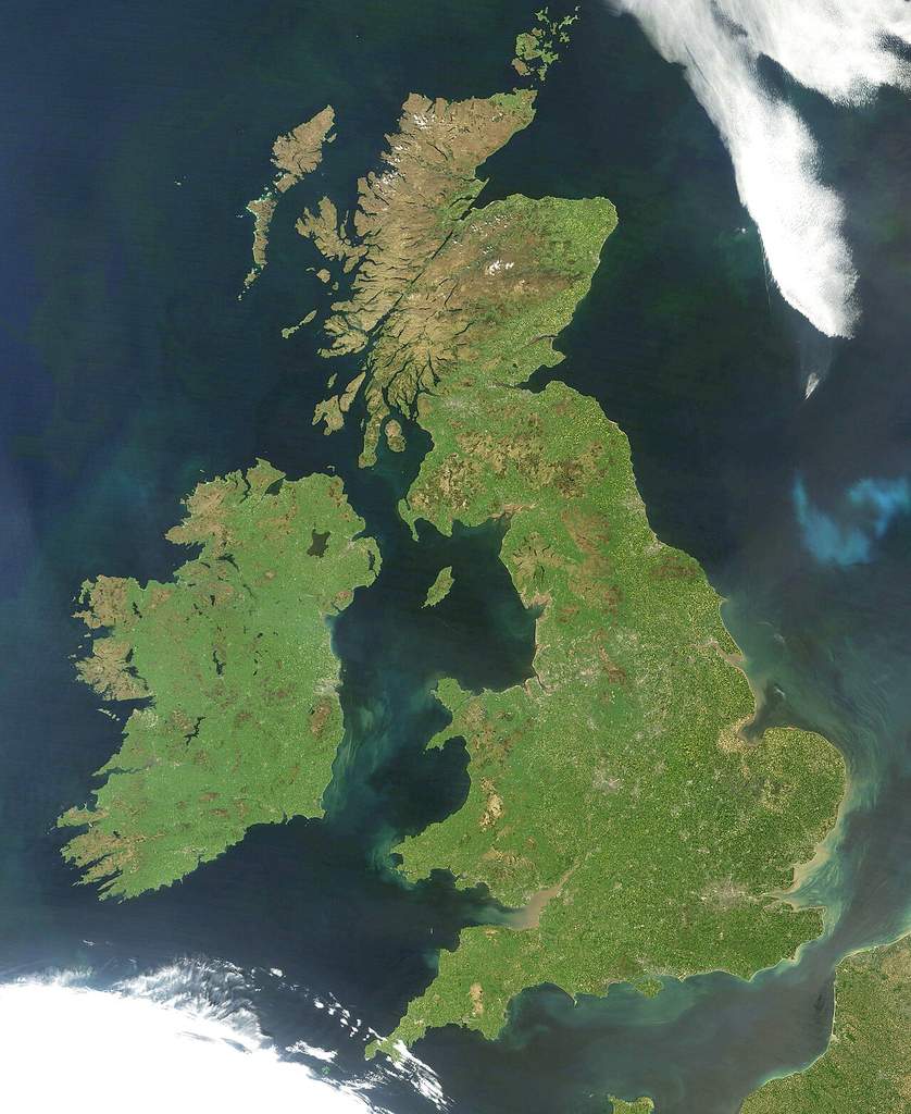 Pemandangan udara gugusan Kepulauan British di Atlantik Utara yang menampilkan bentang alam kepulauan luas.