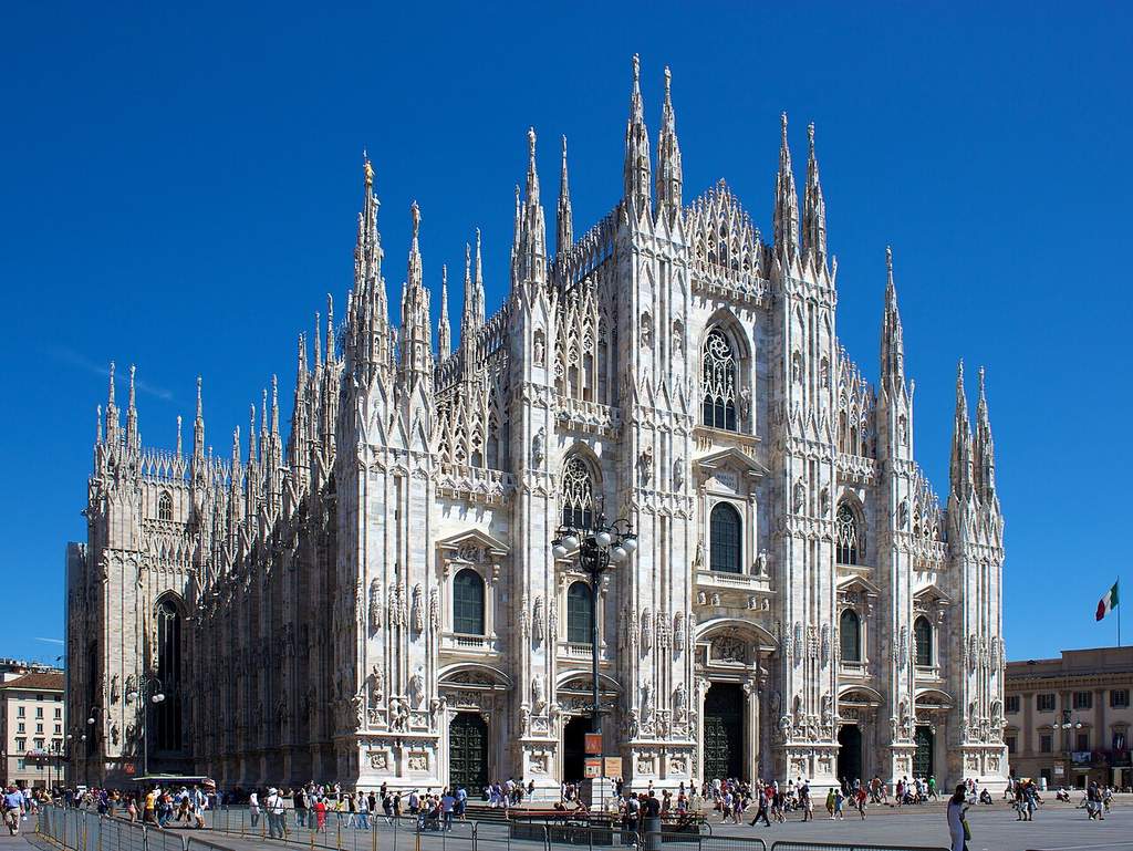 Pemandangan udara Katedral Milan (Duomo di Milano) yang megah dengan arsitektur Gotik dan alun-alun kota yang ramai dikunjungi wisatawan.