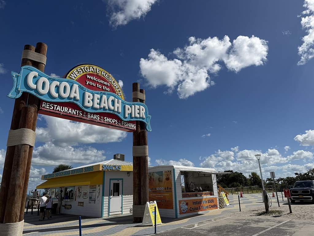 Pemandangan udara kota pesisir Cocoa Beach di Florida dengan garis pantai Samudra Atlantik dan deretan bangunan di sekitarnya.