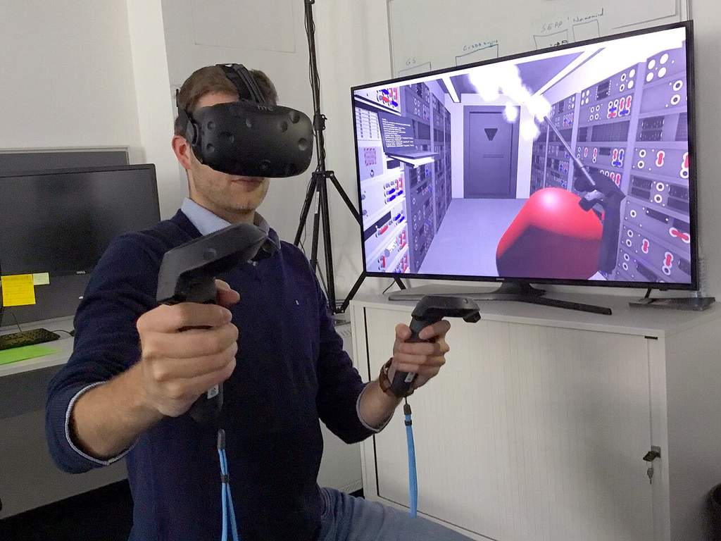 Seorang pengguna mengenakan perangkat headset virtual reality modern untuk merasakan pengalaman dunia digital tiga dimensi secara imersif.
