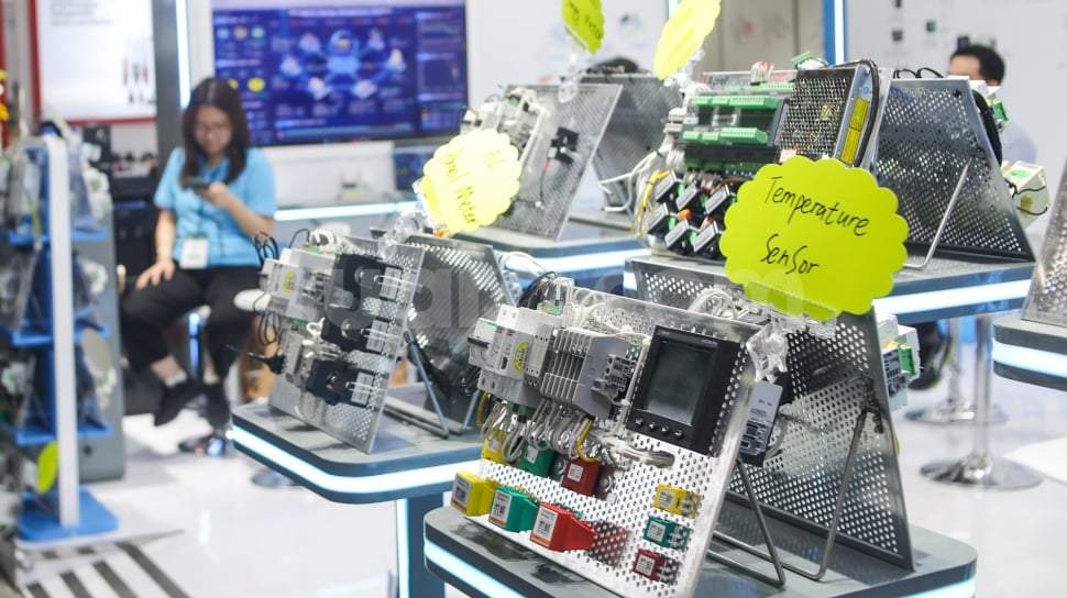 Pengunjung sedang melihat pameran teknologi energi dan infrastruktur dalam ajang Indonesia Energy & Engineering Series - Energy Week 2026 di JIExpo, Jakarta.