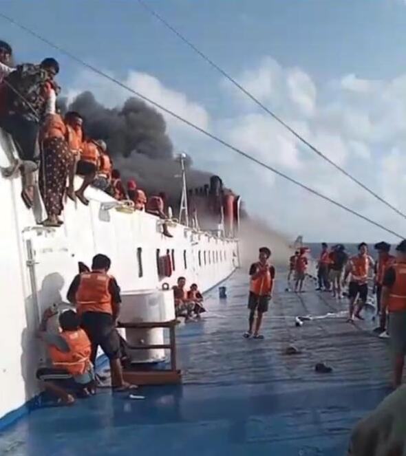 Kondisi penumpang KM Mutiara Sentosa berusaha menyelamatkan diri saat kebakaran terjadi di perairan Sumenep, Jawa Timur.