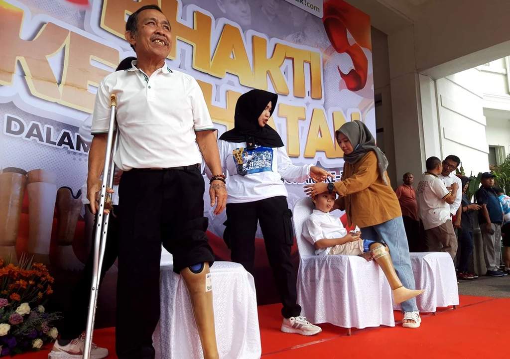 Proses penyerahan bantuan kaki palsu secara simbolis oleh jajaran kepolisian dan yayasan sosial kepada para penerima manfaat di Malang.