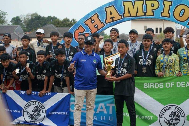 Pelaksana Tugas Sekretaris Jenderal PSSI Provinsi Jawa Barat M. Jaelani Saputra menyerahkan trofi juara Piala Soeratin di Stadion Persikabo, Kabupaten Bogor.