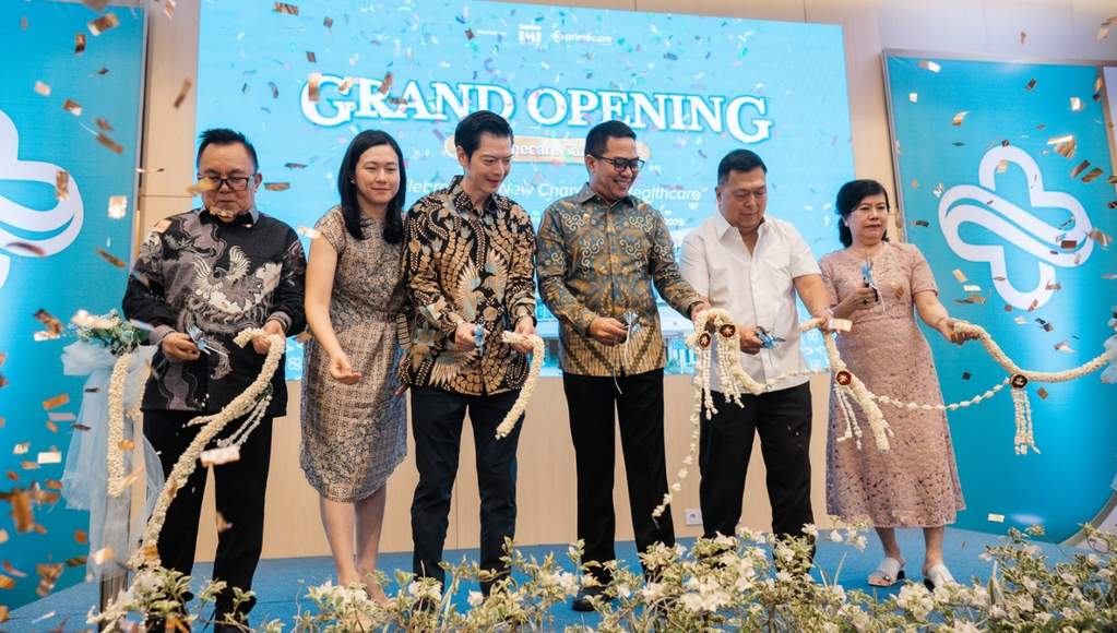 Wali Kota Samarinda bersama jajaran direksi memotong pita saat peresmian gedung baru Primecare Hospital Samarinda.