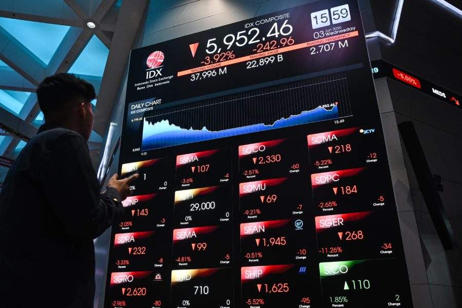 Seorang investor mengamati layar pergerakan grafik Indeks Harga Saham Gabungan di lantai bursa Efek Indonesia Jakarta.