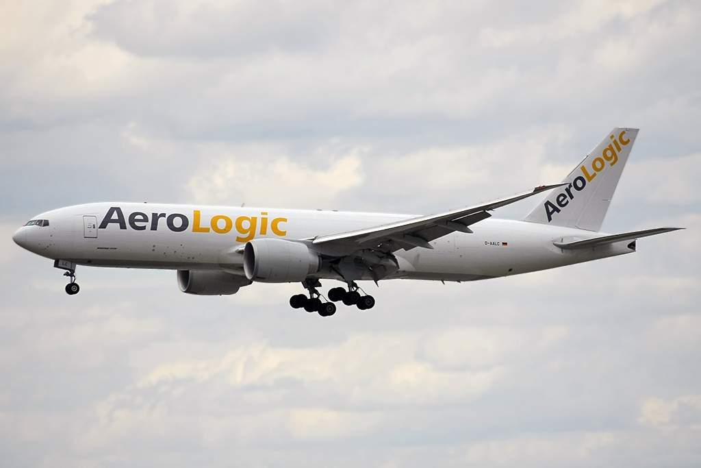 Pesawat kargo Boeing milik maskapai AeroLogic sedang parkir di landasan Bandara Frankfurt, Jerman.