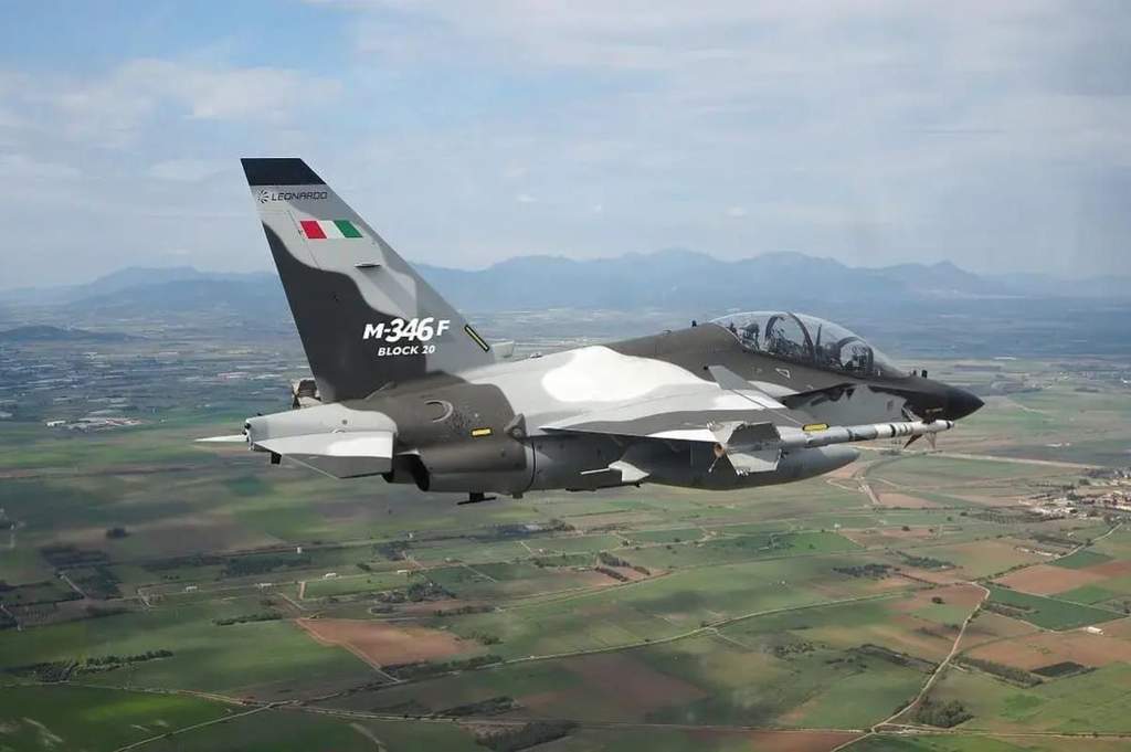 Pesawat tempur ringan multiperan Leonardo M-346 F Block 20 terbang di udara saat uji coba penerbangan oleh pabrikan kedirgantaraan asal Italia.