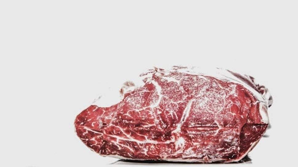 Para peserta kompetisi Jakarta Butchers Challenge All-Stars 2026 sedang fokus memotong berbagai potongan daging sapi berkualitas tinggi di ruang acara.