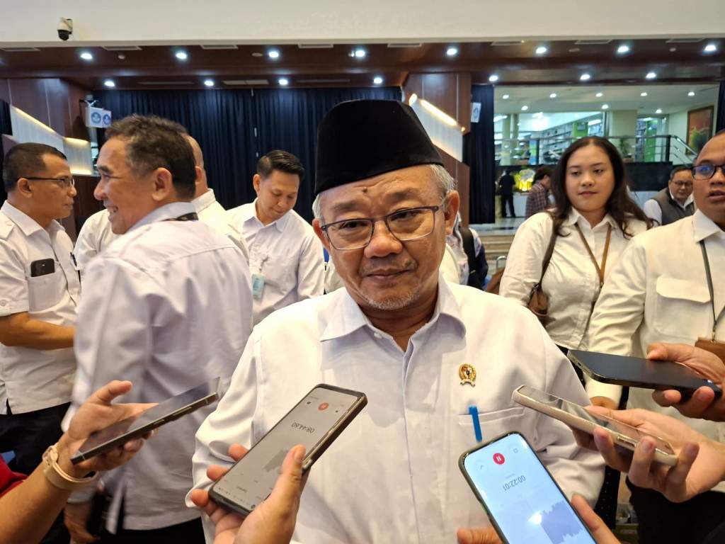 Suasana pelaksanaan ajang Olimpiade Sains Nasional dengan para peserta siswa berbakat yang sedang mengerjakan soal ujian sains.