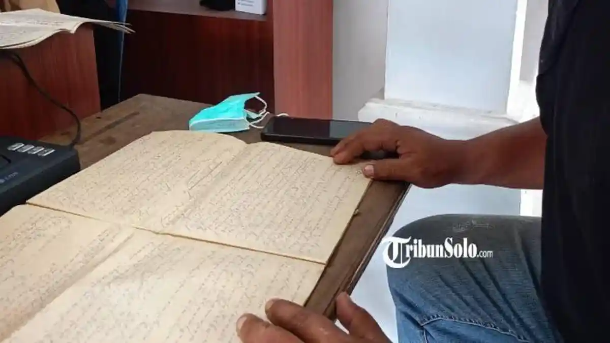 Petugas Dinas Arpus Kabupaten Boyolali sedang memeriksa lembaran naskah kuno beraksara Jawa dan Pegon milik warga di Desa Tumang, Kecamatan Cepogo.