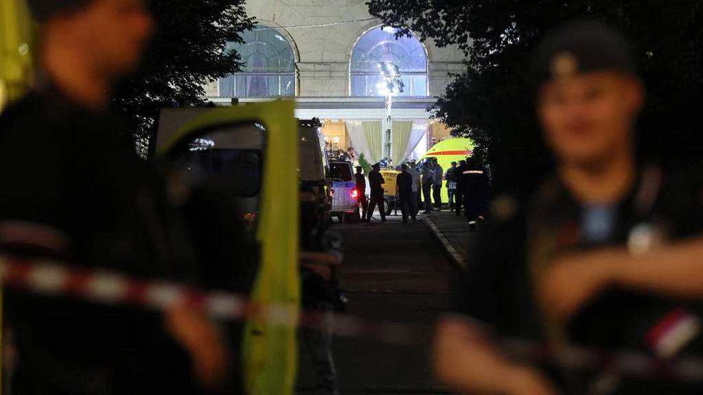 Petugas darurat dan kepolisian berjaga di sekitar lokasi restoran Balzi Rossi pasca insiden ledakan bom di Kudrinskaya Square, Moskow.