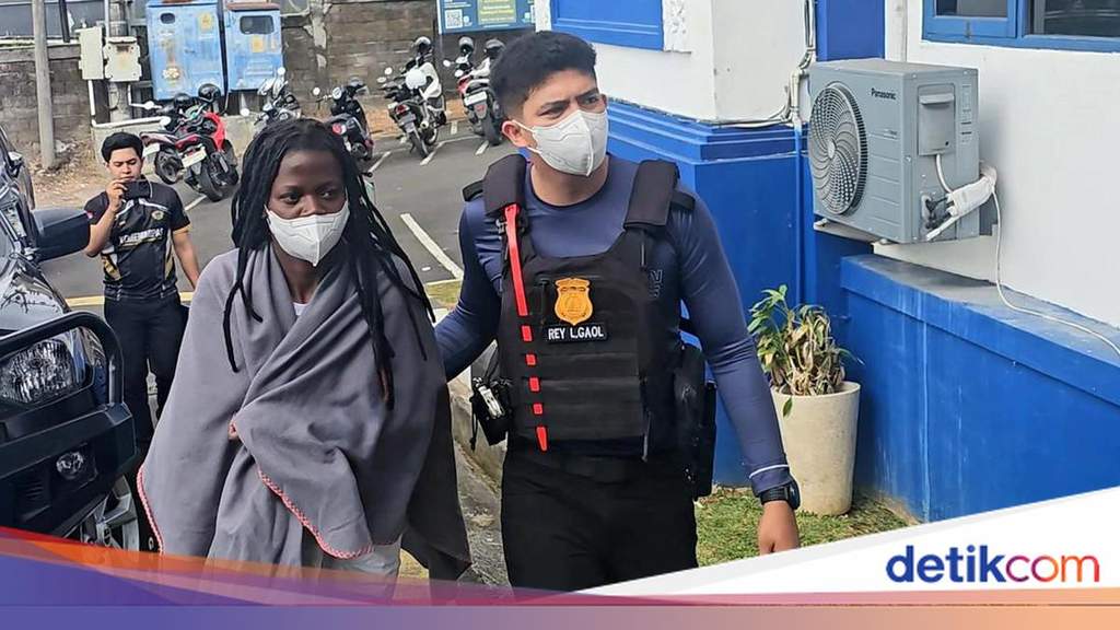 Kantor Imigrasi dan petugas kepolisian saat menangani kasus warga negara asing asal Uganda yang diamankan di wilayah Kabupaten Tabanan, Bali.