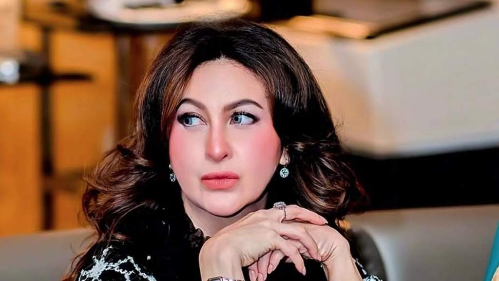 Potret artis peran Diana Pungky saat menghadiri sebuah acara hiburan dengan balutan busana elegan di Jakarta.