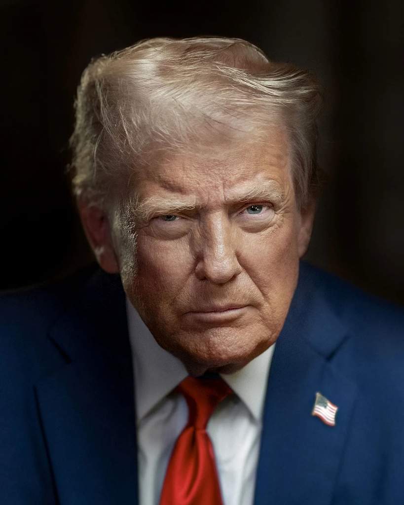 Potret Donald Trump saat memberikan pidato resmi di podium dengan latar belakang bendera Amerika Serikat.