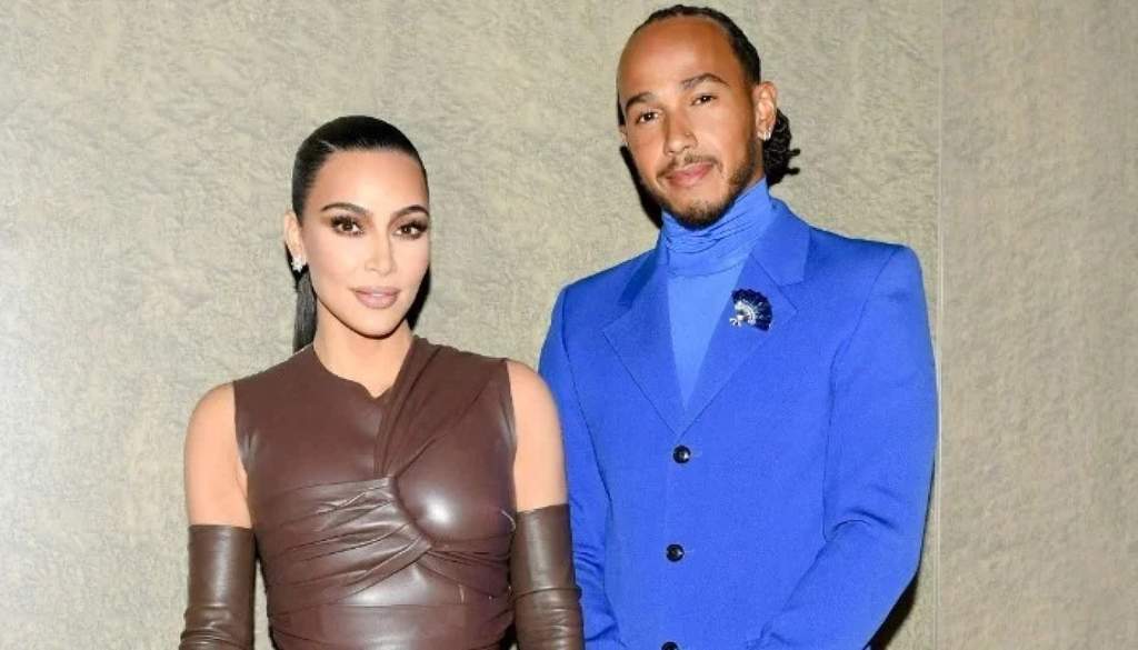 Potret Kim Kardashian dan pembalap Formula 1 Lewis Hamilton dalam sebuah acara sosial internasional dengan balutan busana mewah.