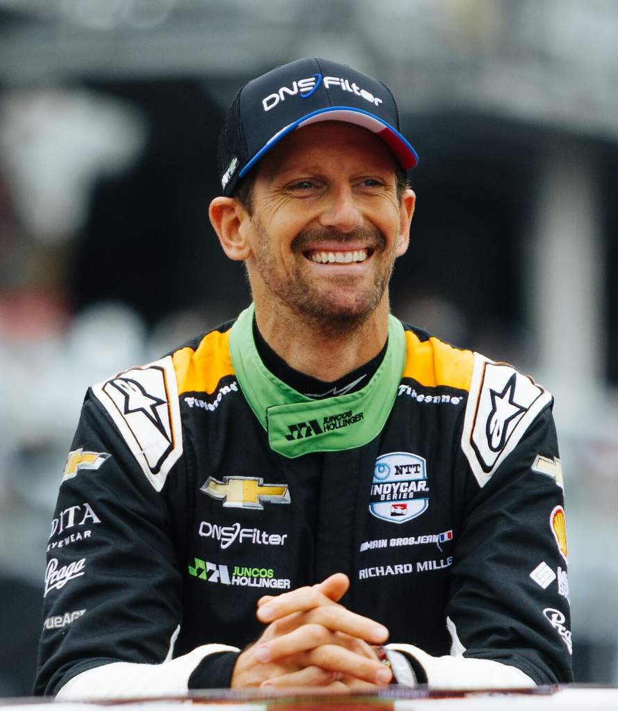 Potret pebalap profesional Romain Grosjean mengenakan pakaian balap lengkap saat bersiap menghadapi seri balapan mobil bergengsi.
