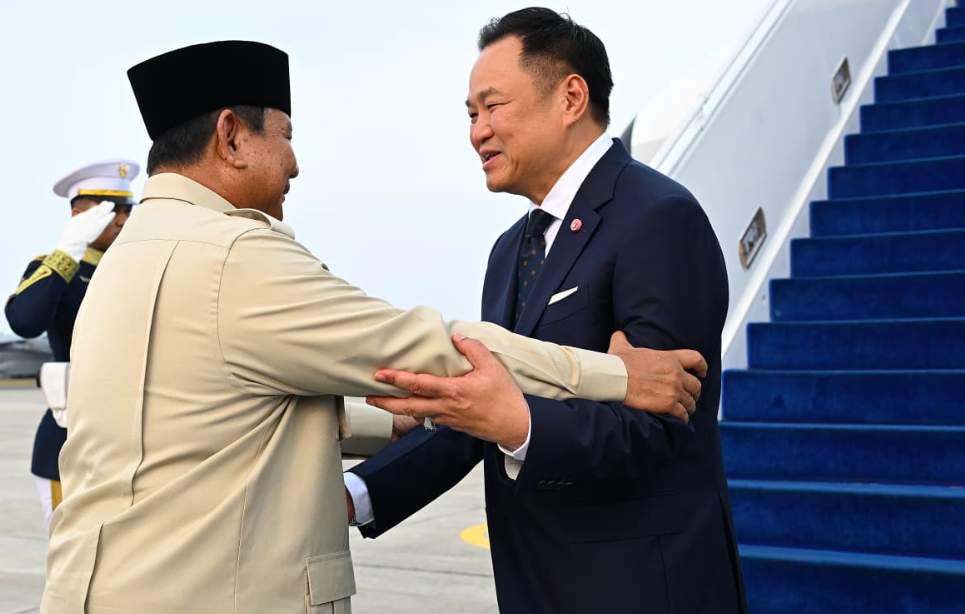 Presiden Prabowo Subianto berdiri bersama Perdana Menteri Thailand Anutin Charnvirakul di Pangkalan TNI AU Halim Perdanakusuma, Jakarta.