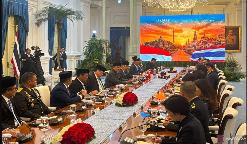 Presiden Prabowo Subianto menyambut Perdana Menteri Thailand Anutin Charnvirakul dalam jamuan makan malam resmi di Istana Merdeka, Jakarta.