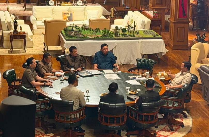 Presiden Prabowo Subianto sedang melakukan pertemuan bilateral dan koordinasi penting bersama jajaran direksi Badan Usaha Milik Negara di kediaman Hambalang.