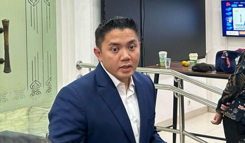 Presiden Prabowo Subianto bersama Sekretaris Kabinet Teddy Indra Wijaya sedang meninjau stan pameran produk riset dari para peneliti BRIN di halaman tengah Istana Kepresidenan Jakarta.