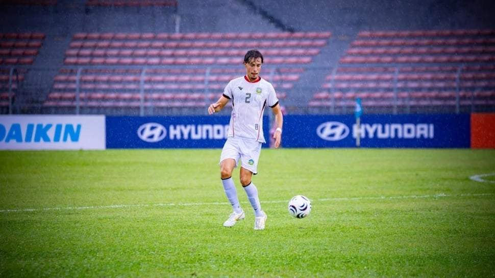 Potret pemain belakang tim nasional Timor Leste Jackson Fowler saat mengenakan seragam pertandingan di lapangan hijau.