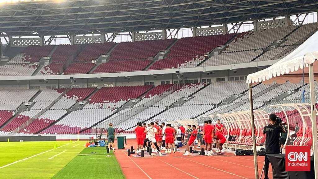 Pemain Timnas Indonesia Ragnar Oratmangoen dan Mitchell Baker saat mengikuti sesi latihan di Stadion Gelora Bung Karno Jakarta.