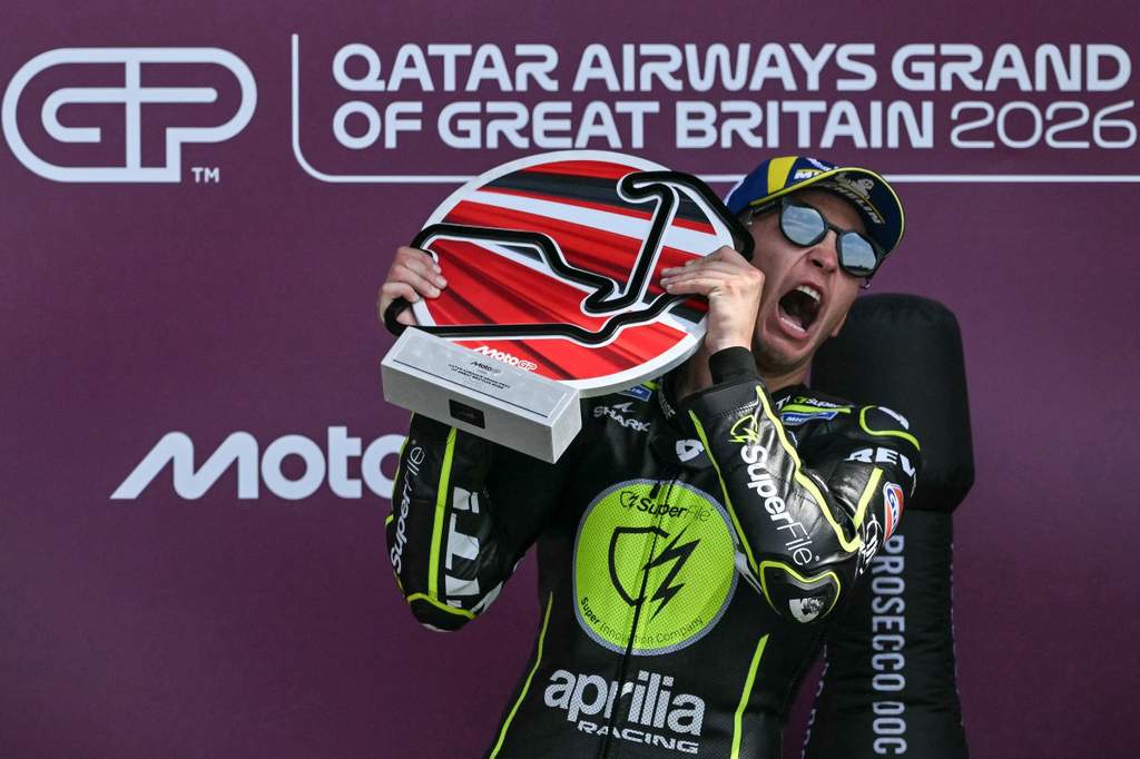 Pembalap Trackhouse Racing Raul Fernandez merayakan kemenangan di podium setelah menjuarai balapan utama MotoGP Inggris di Sirkuit Silverstone.