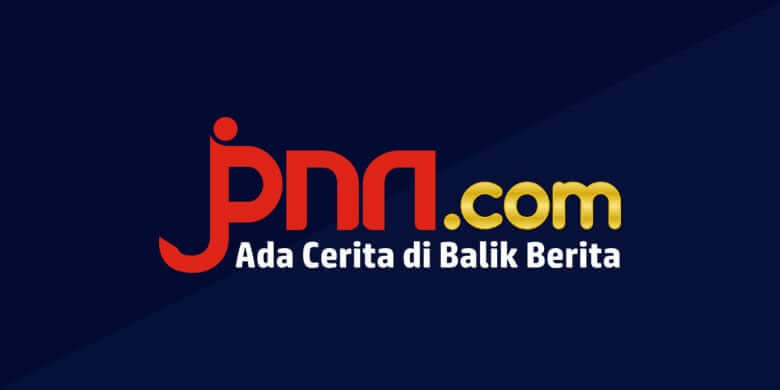 Tangkapan layar rekaman CCTV dari Direktorat Jenderal Bea Cukai yang memperlihatkan seorang pria berseragam pilot sedang menjalani pemeriksaan koper di bandara.