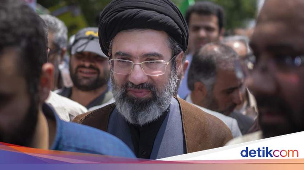 Tangkapan layar video berdurasi 12 detik yang dirilis oleh media Iran memperlihatkan Mojtaba Khamenei sedang duduk dan berbicara dengan sejumlah pejabat.