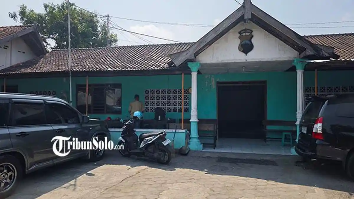 Kondisi reruntuhan bangunan akibat kebakaran di kawasan Asrama Polisi Panularan, Laweyan, Solo, Jawa Tengah, yang menghanguskan sejumlah rumah warga.