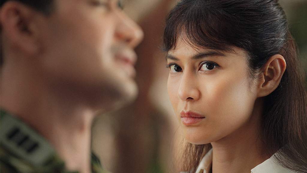 Aktor Reza Rahadian dan aktris Dian Sastrowardoyo berpose bersama dalam konferensi pers proyek film terbaru.