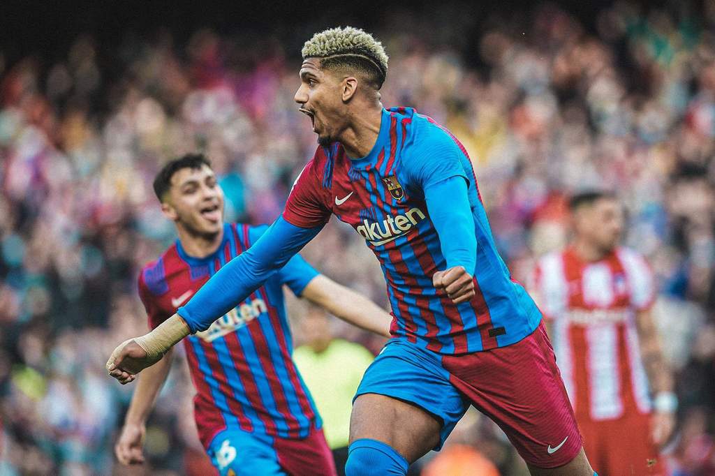 Bek tengah Barcelona Ronald Araujo mengenakan jersey latihan Liverpool di pusat pelatihan AXA Training Centre setelah merampungkan proses transfer.
