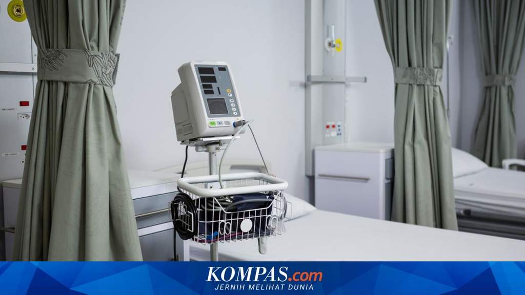 Suasana ruang perawatan medis di rumah sakit dengan peralatan medis modern untuk penanganan pasien luka bakar.