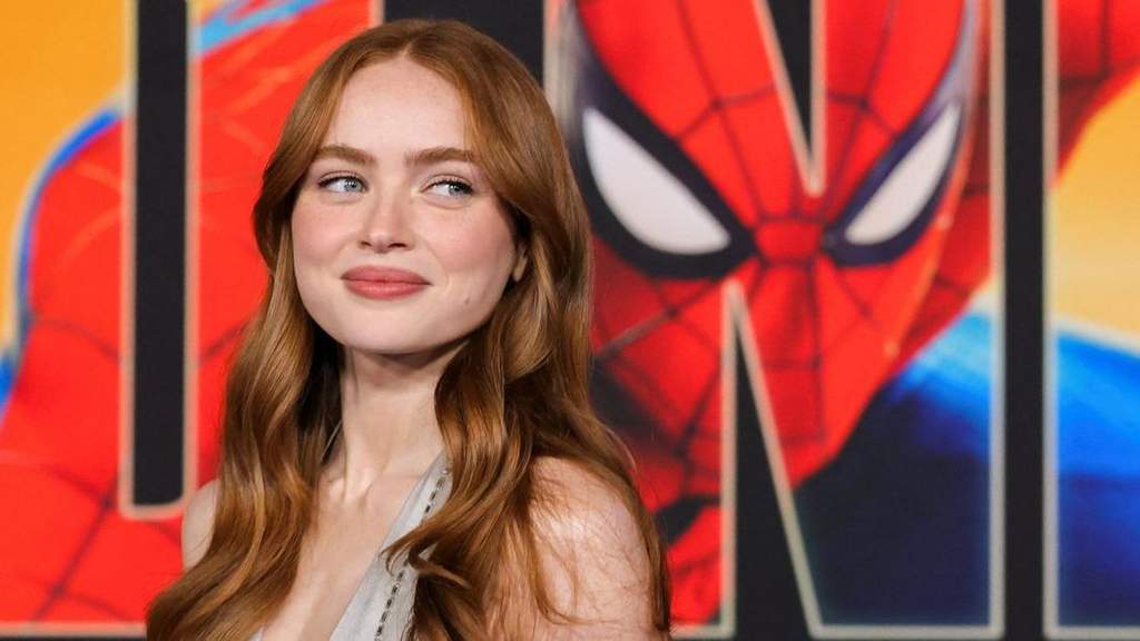 Aktris Sadie Sink tampil memukau dalam balutan busana kasual saat menghadiri pemutaran perdana film Hollywood terbaru.