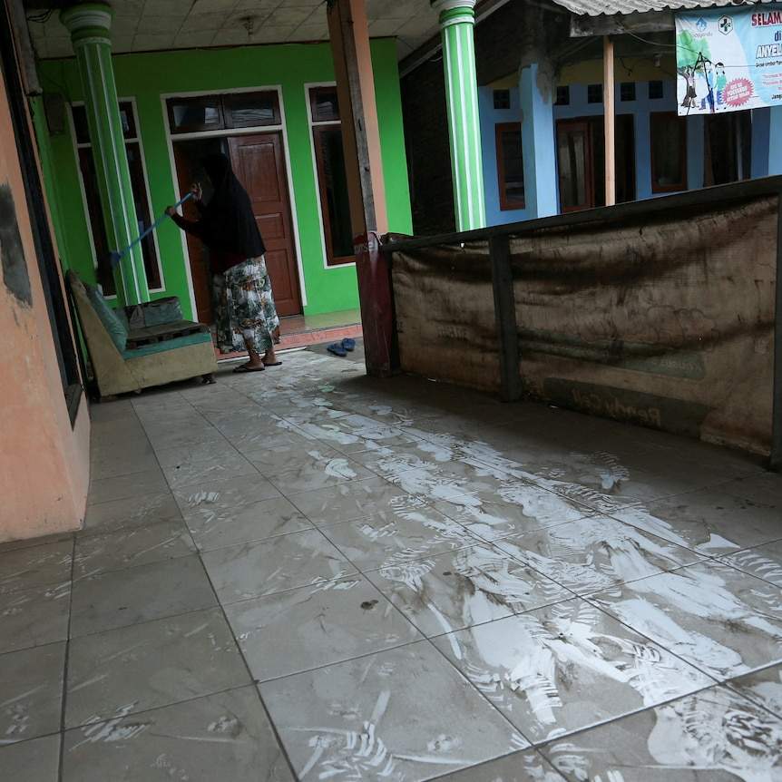 Kondisi abu vulkanik pekat yang menyebar di sekitar wilayah permukiman warga dekat kawasan pesisir akibat aktivitas erupsi Gunung Anak Krakatau.