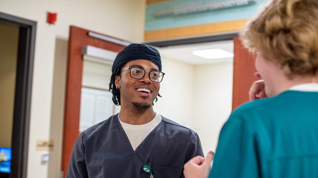 Mahasiswa keperawatan pria Amiri Saadiq dan Ethan Stinson sedang melakukan simulasi penanganan medis di laboratorium University of Alabama at Birmingham.