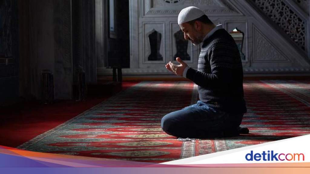Seorang Muslim sedang melaksanakan ibadah sholat sunnah di dalam masjid yang tenang dengan cahaya matahari pagi menyinari ruangan.