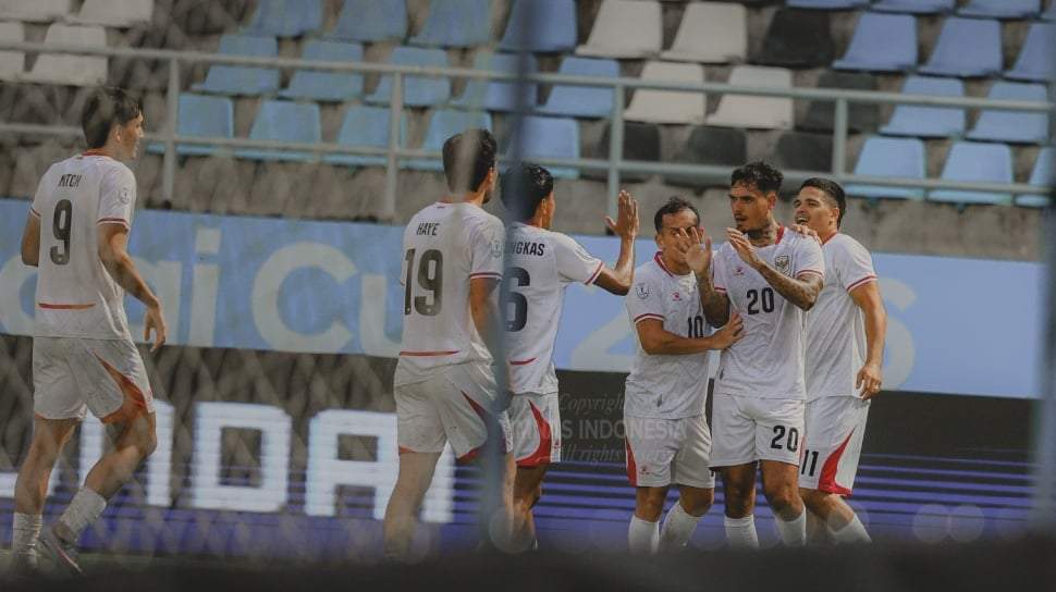 Bek Timnas Indonesia Shayne Pattynama saat merayakan kemenangan bersama rekan setimnya di lapangan rumput Stadion Chonburi, Thailand.