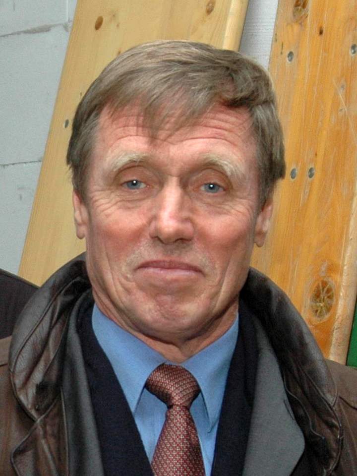 Potret Sigfried Held saat aktif di dunia sepak bola, menampilkan sosok legenda lapangan hijau asal Jerman yang juga berkarier sebagai juru taktik.