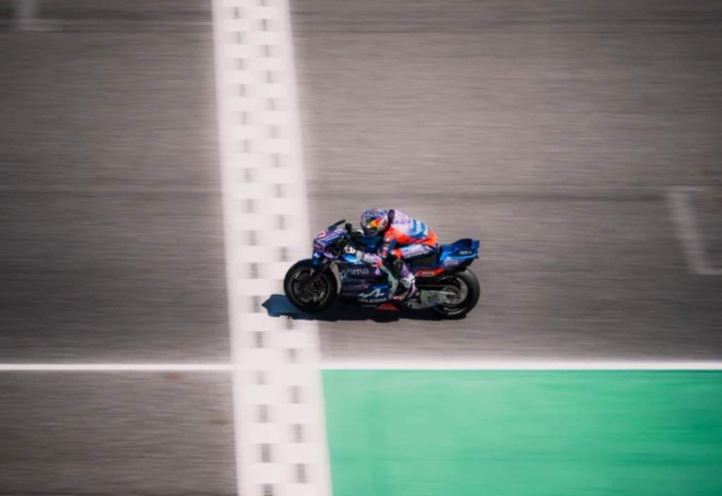 Suasana Sirkuit Internasional Chang di Buriram, Thailand, yang dipenuhi penonton saat ajang balap motor internasional.