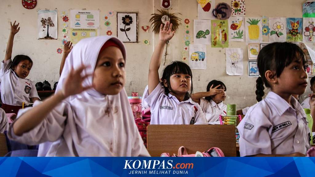 Suasana ruang kelas di sekolah dasar Indonesia dengan siswa-siswi yang sedang memperhatikan pelajaran dari guru.